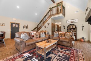 Interior - Cozy Creekside cabin 3 bedroom, 3 bathroom. Sleeps 8! (Hollister)