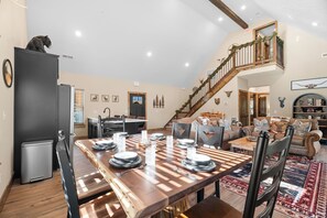 Dining - Cozy Creekside cabin 3 bedroom, 3 bathroom. Sleeps 8! (Hollister)