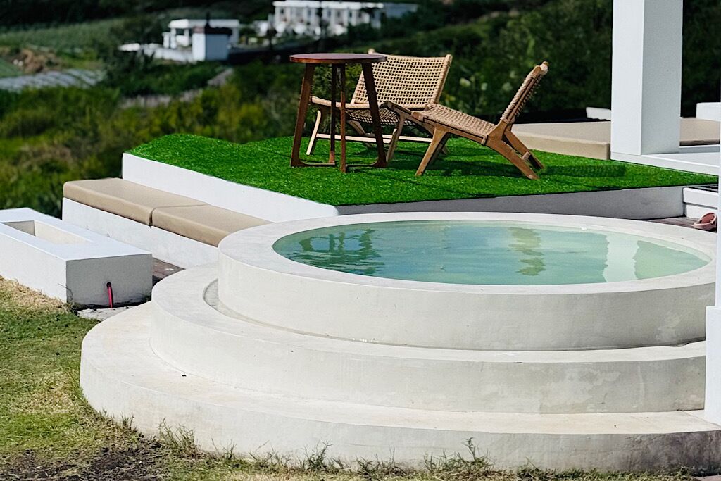Outdoor spa tub