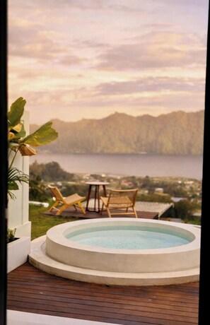 A hot tub on a wooden deck with a view of a lake and mountains. - Glamor Kintamani (Kintamani)