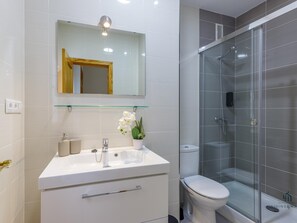 Dusche, Haartrockner, Handtücher