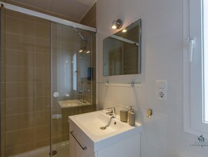 Shower, hair dryer, towels - Urban Chic 3B - 2 dorm. Living4malaga (Distrito Centro)