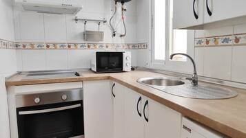 Réfrigérateur, micro-ondes, four, cafetiÚre/bouilloire