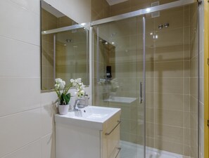 Shower, hair dryer, towels - Urban Chic 3A - 1 dorm Living4malaga (Distrito Centro)