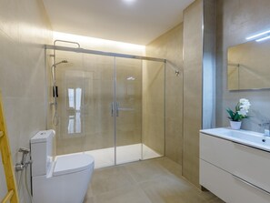Dusche, Haartrockner, Handtücher