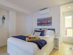 Een strijkplank/strijkijzer, internet, beddengoed