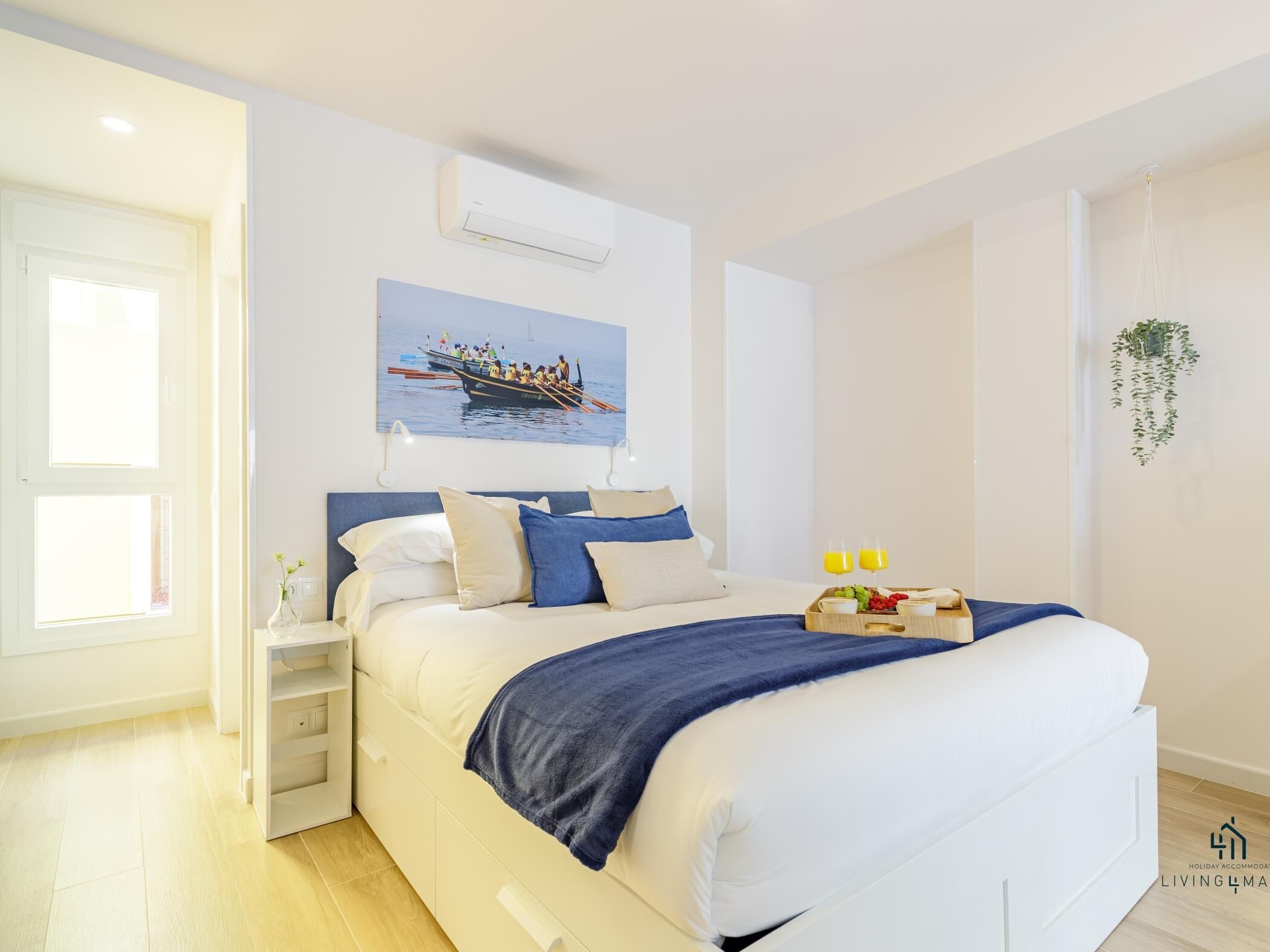 Een strijkplank/strijkijzer, internet, beddengoed