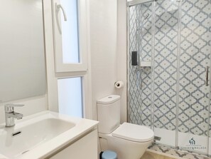 Dusche, Haartrockner, Handtücher