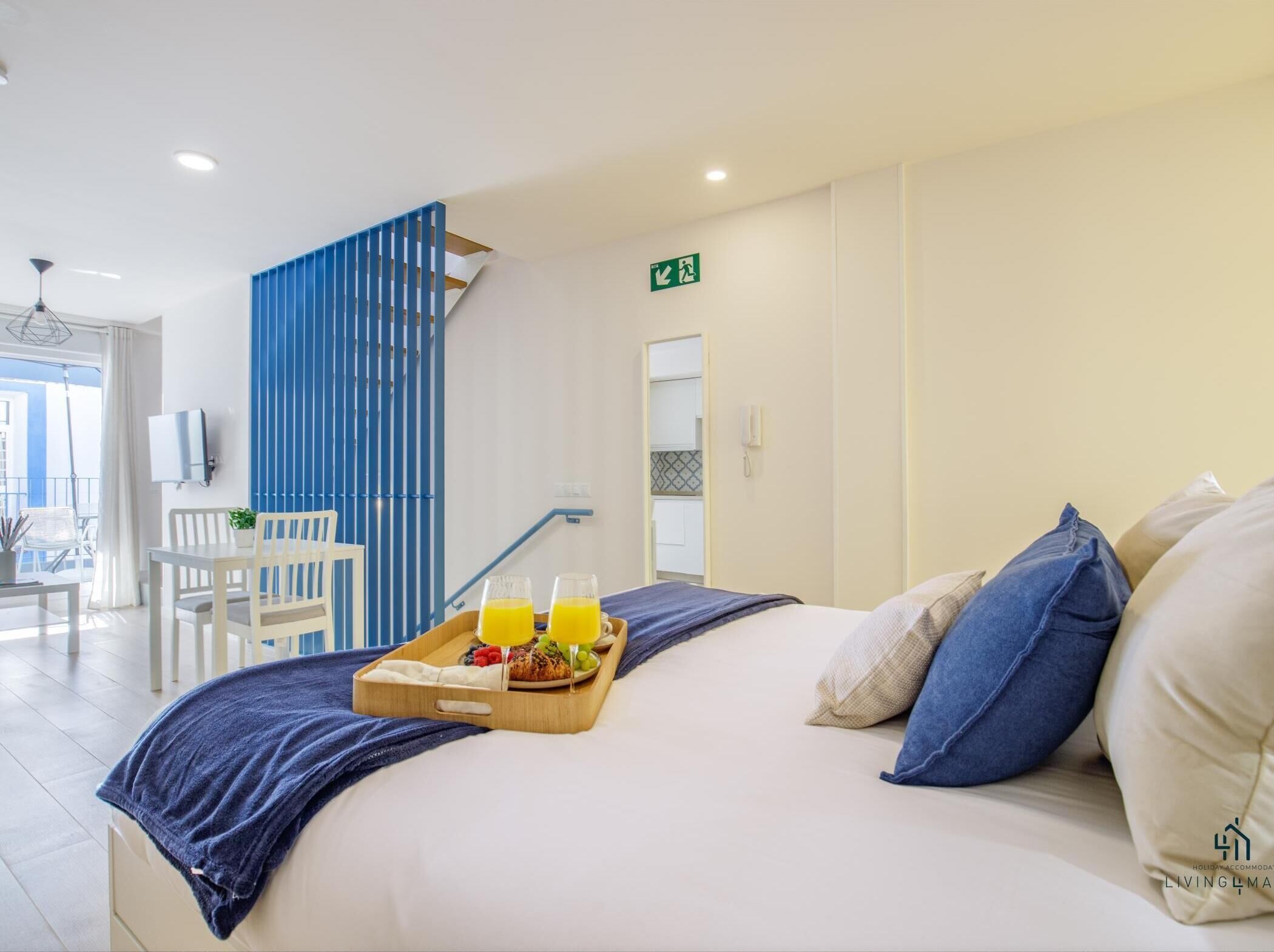 Een strijkplank/strijkijzer, internet, beddengoed