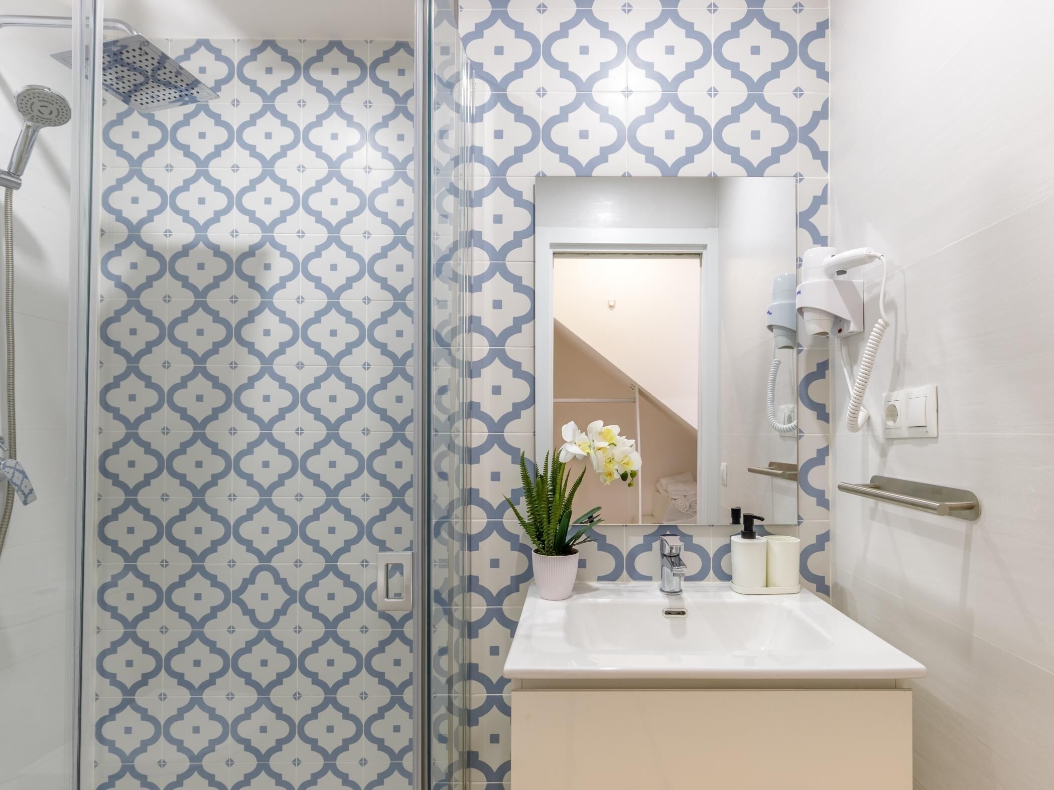 Een douche, een haardroger, handdoeken