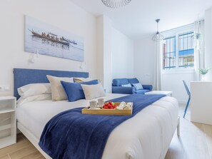 2 slaapkamers, een strijkplank/strijkijzer, internet, beddengoed