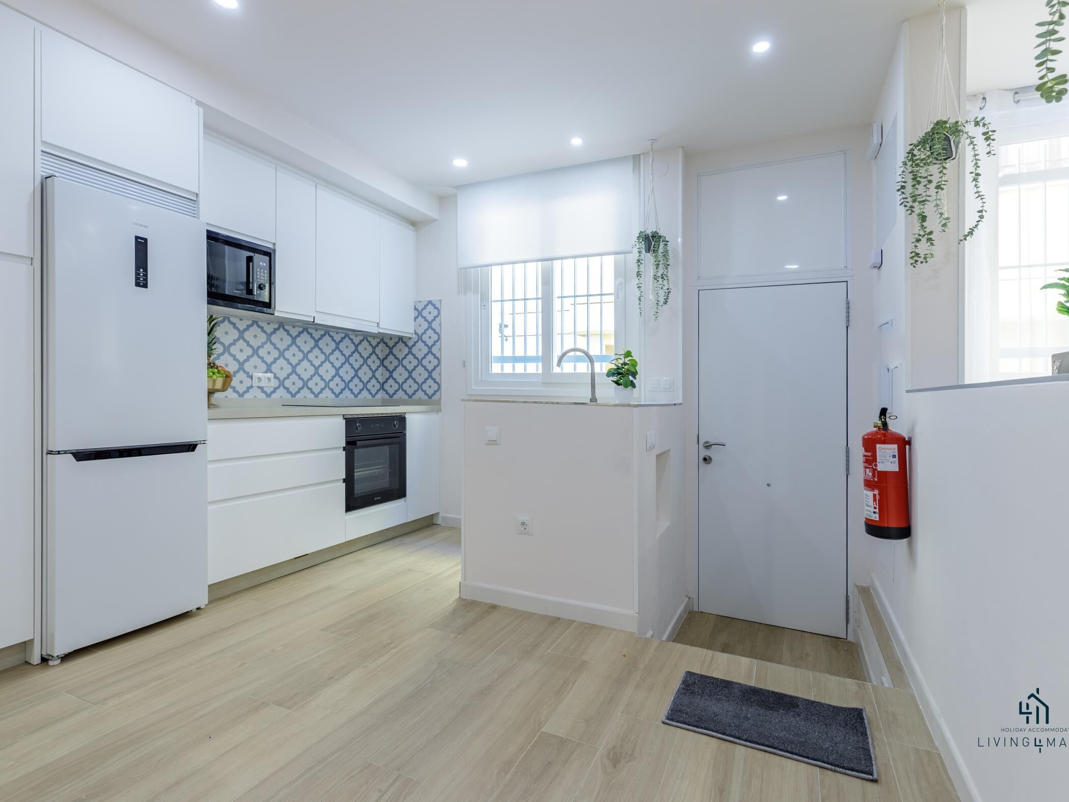 Een koelkast, een microgolfoven, een oven, een vaatwasser