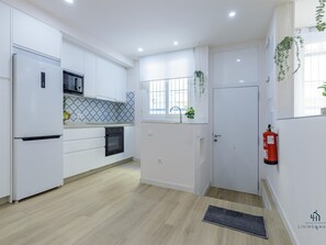 Een koelkast, een microgolfoven, een oven, een vaatwasser