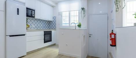 Kühlschrank, Mikrowelle, Ofen, Geschirrspüler