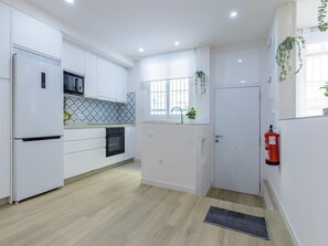 Een koelkast, een magnetron, een oven, een vaatwasser