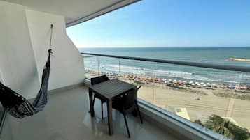 Apartamento clássico, sacada, vista para a praia | Parte interna