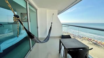 Apartamento clássico, sacada, vista para a praia | Opções para refeição ao ar livre