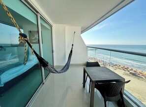 Apartamento clássico, sacada, vista para a praia | Opções para refeição ao ar livre