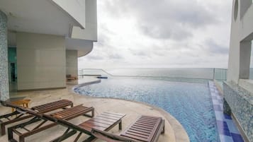 2 albercas al aire libre