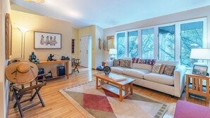 Smart TV, fireplace, ping pong, books - Forest Hideaway- Hot tub- close to Lake Michigan (South Haven)