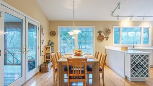 Dining - Forest Hideaway- Hot tub- close to Lake Michigan (South Haven)