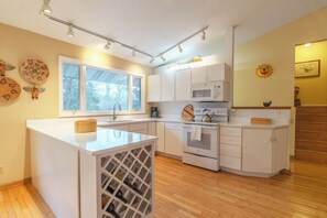 Fridge, microwave, oven, stovetop - Forest Hideaway- Hot tub- close to Lake Michigan (South Haven)
