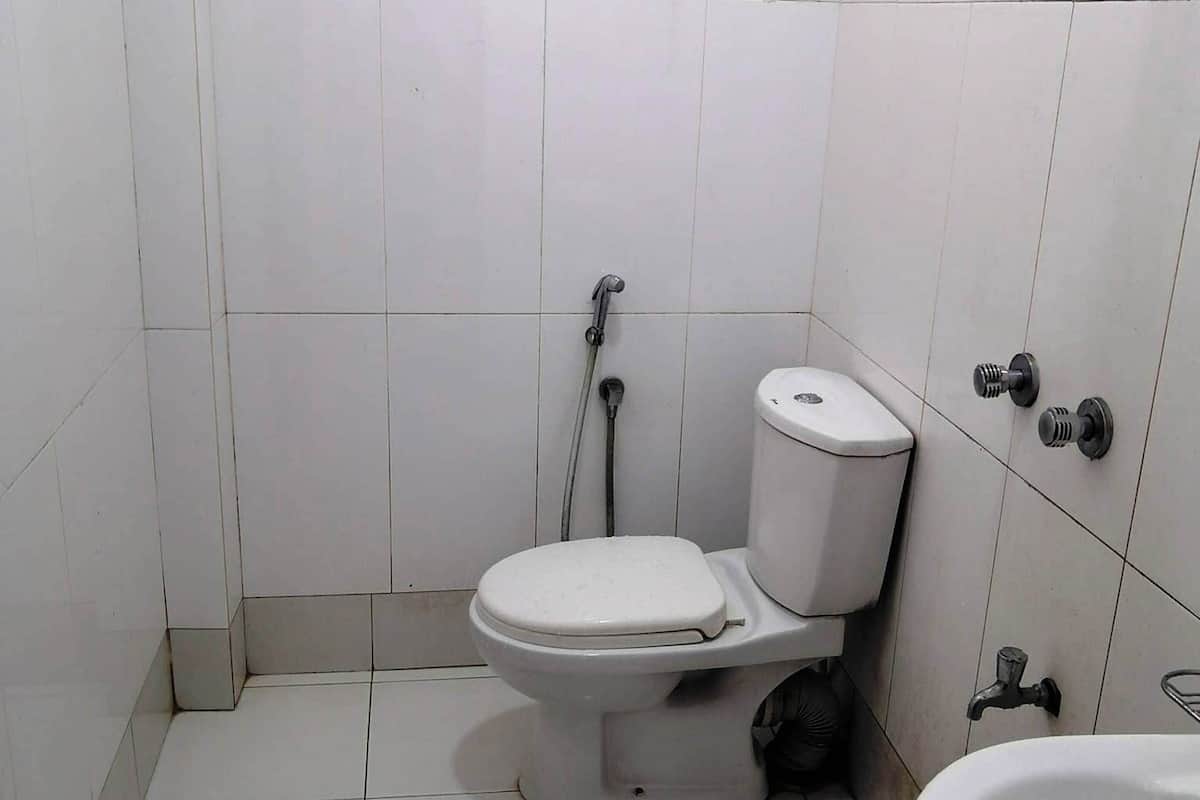 Dusj, tøfler, håndklær og såpe