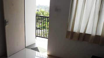 Habitación individual estándar, vistas a la montaña | Caja fuerte, escritorio, espacio para trabajar con un portátil