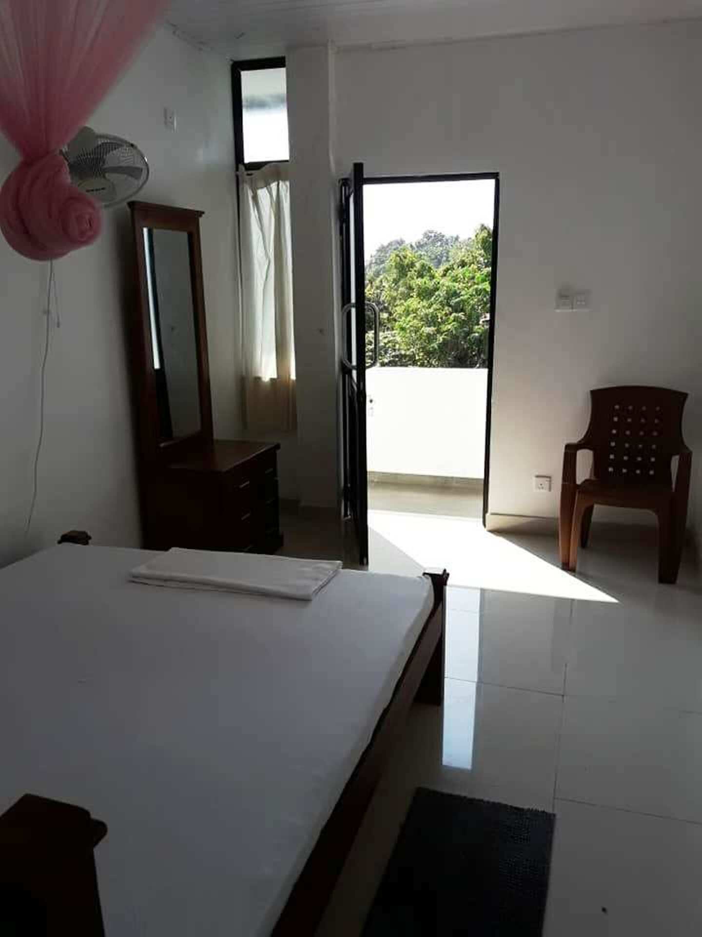 خزنة داخل الغرفة ومكتب ومساحة عمل للكمبيوتر المحمول وستائر تعتيم