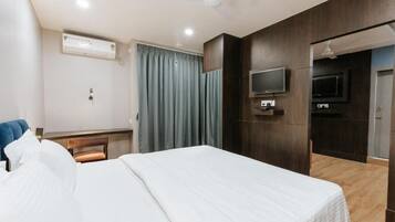 Escritorio, espacio para trabajar con laptop y wifi gratis