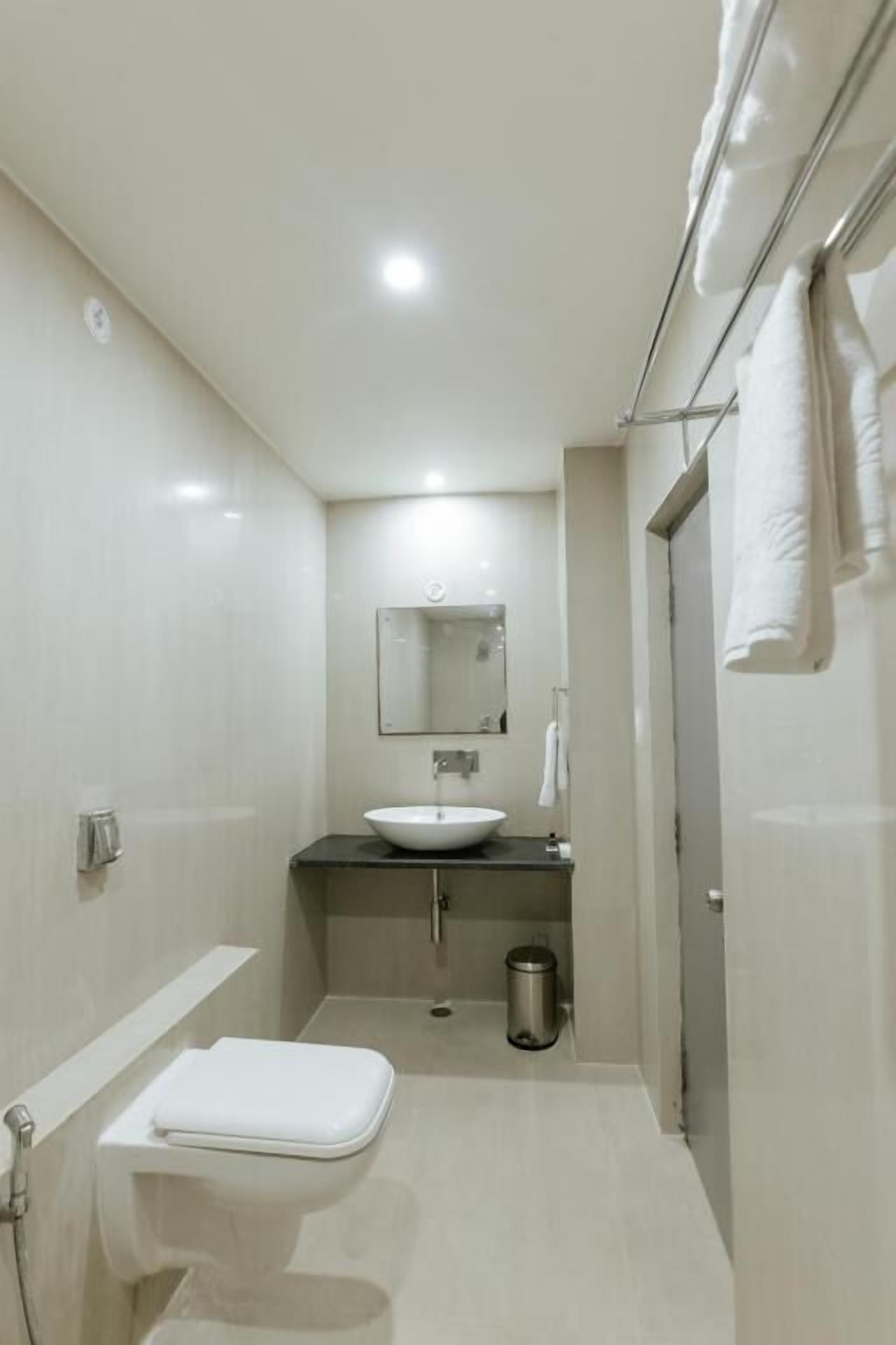 Douche, serviettes fournies, savon, shampoing