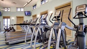 Centre fitness d'un hotel amb diverses esteves i màquines el·líptiques.