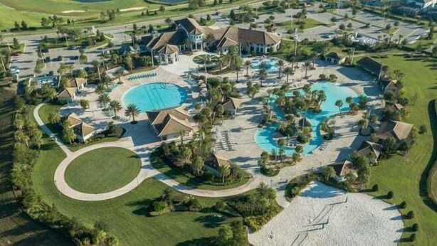 Vista aèria d'un complex turístic amb diverses piscines, camps de golf i edificis residencials.