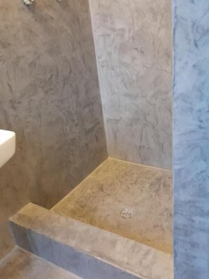 Deluxe Single Room, City View | Bathroom