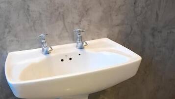 Deluxe Single Room, City View | Bathroom