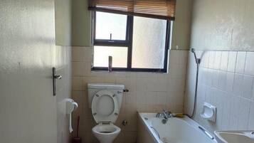 Deluxe Single Room, City View | Bathroom