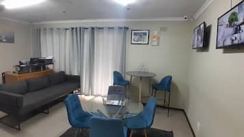 Deluxe-Einzelzimmer, Stadtblick | Innenbereich