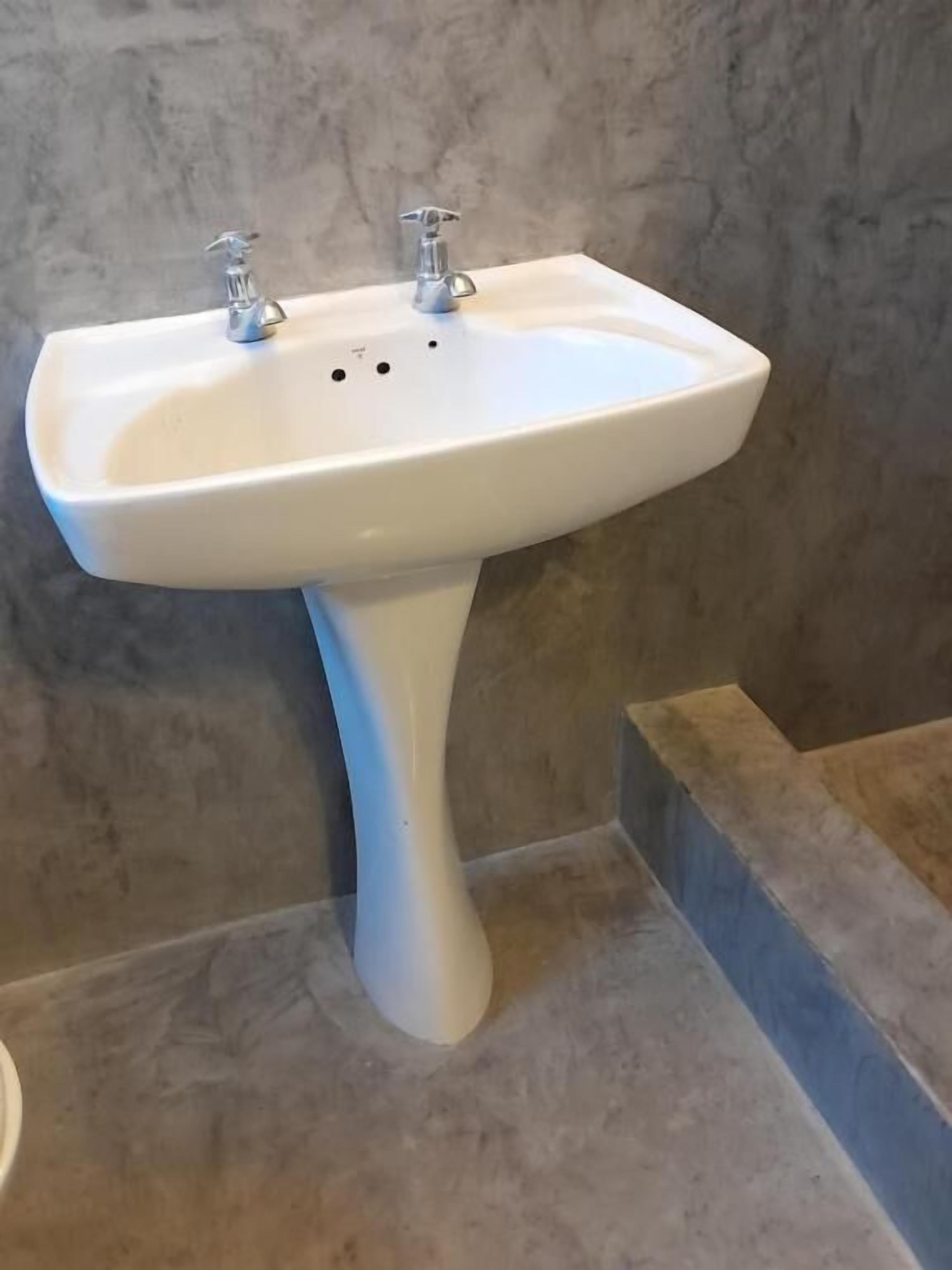 Deluxe Single Room, City View | Bathroom | Combined shower/tub, towels, soap, shampoo