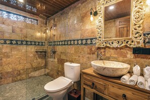 Traditional Villa, Balcony, Garden View | Bathroom | Hair dryer, bathrobes, slippers, towels - Ubud Dream Villa - Petulu (Ubud)