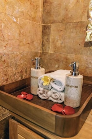 吹风机、浴袍、拖鞋、毛巾