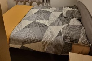 Iron/ironing board, bed sheets