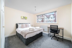 Iron/ironing board, WiFi, bed sheets - Redhill Holiday Home Sleeps 4 - Parking (Redhill)