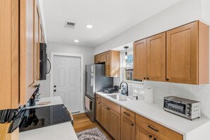 Fridge, microwave, oven, stovetop - 3br Home Near Navarre Sleeps 8 Game Room and Sauna  (Mary Esther)