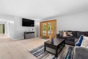 Living area - Riverside Serenity Winter Oasis-Spa/Pool/Mini Golf (Riverside)