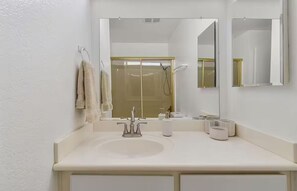 Douche, séchoir à cheveux, serviettes fournies, savon
