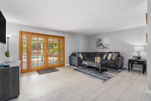 Living area - Riverside Serenity Winter Oasis-Spa/Pool/Mini Golf (Riverside)