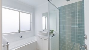 Shower, hair dryer - Lavender & Olive - Pet Friendly, Family Friendly (Myrtleford)