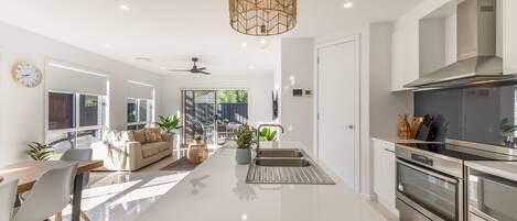 Refrigerador, microondas, horno y lavavajillas