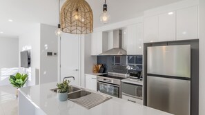 Refrigerador, microondas, horno y lavavajillas 