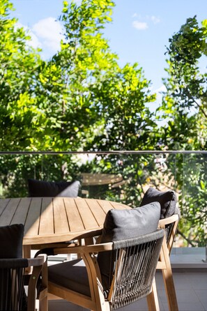 Outdoor dining - Loft & Levels @ Prospect - Contemporary Urban Living (Prospect)